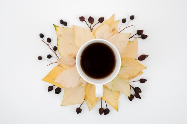 Hoogste menings de herfstbladeren met koffie