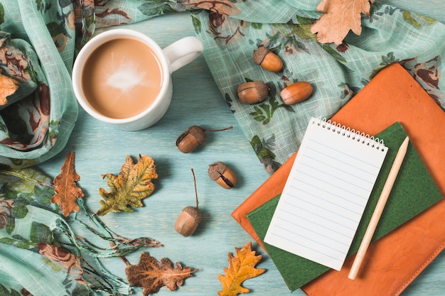 Hoogste menings de herfstsamenstelling met koffie en notitieboekjes