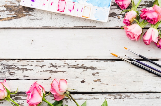 Hoogste menings houten lijst met bloemen en borstels