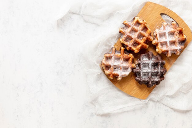 Hoogste menings yummy wafels op witte achtergrond