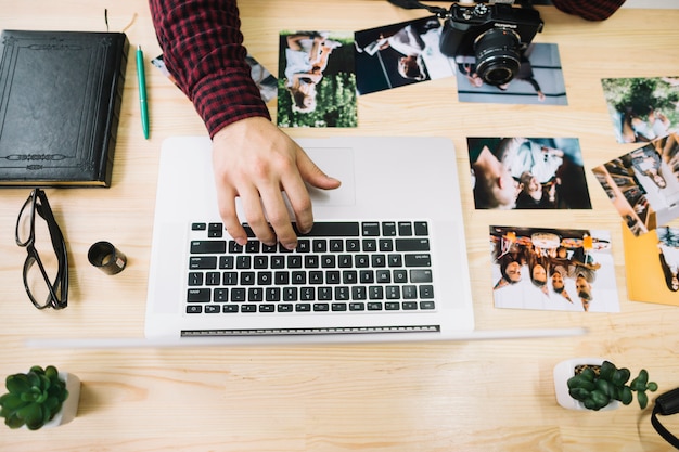 Hoogste meningsfotograaf die laptop met behulp van