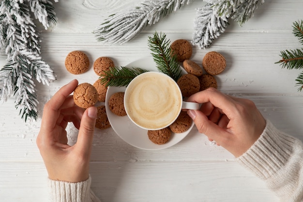 Gratis foto hoogste meningshanden die koffiekop houden