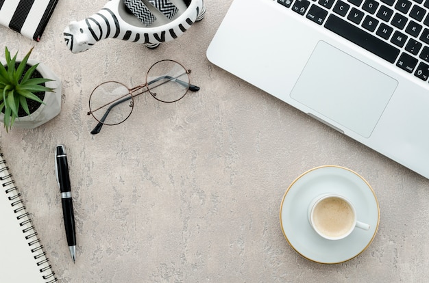 Gratis foto hoogste meningslaptop en koffie op bureau