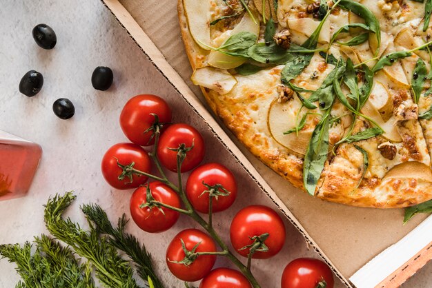 Hoogste meningspizza met tomaten