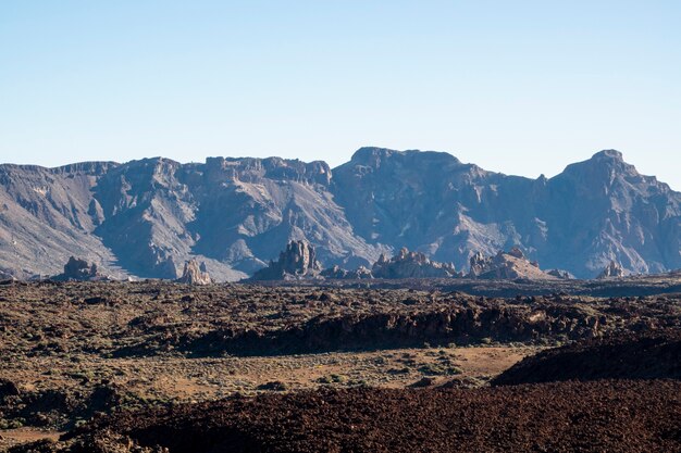 Hoogte schommelt landschap met heldere hemel