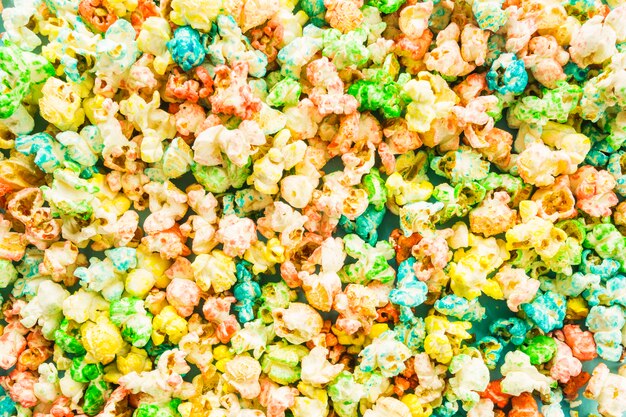 Hoop kleurrijke popcorn