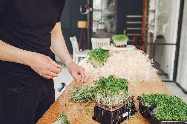 Hoop van bieten microgreens op lijst