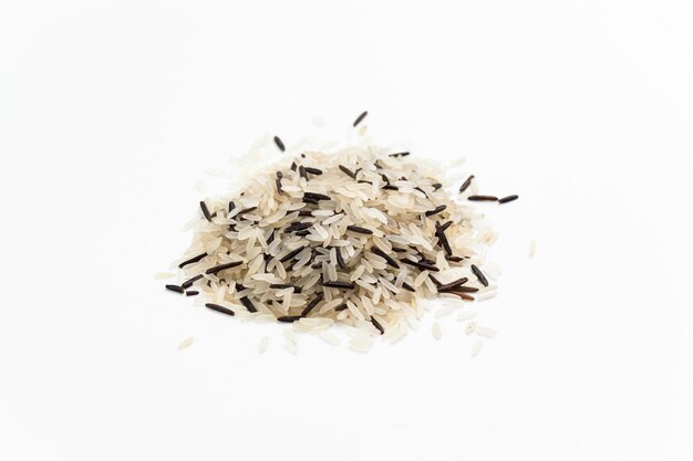 Hoop van gekookte gemengde bruine rijst die op wit wordt geïsoleerd