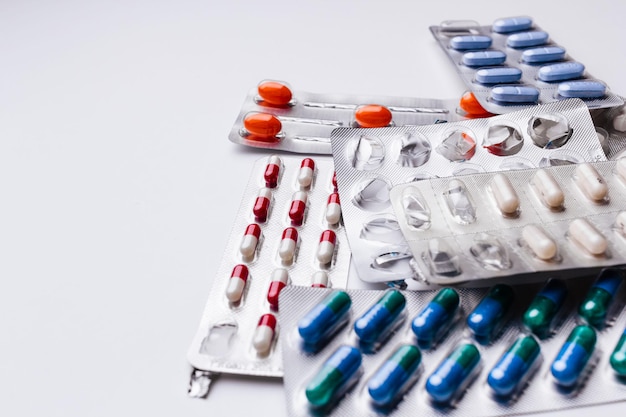 Hoop van medische pillen plastic pakket met pillen concept gezondheidszorg en geneeskunde