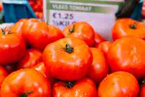 Gratis foto hoop van verse rode tomaten