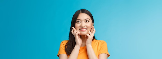 Hoopvol opgewonden schattig optimistisch aziatisch meisje gelooft dat dromen uitkomen kruis vingers veel geluk opzoeken