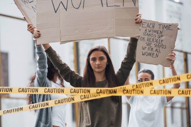 Hoor ons. Een groep feministische vrouwen protesteert buitenshuis voor hun rechten