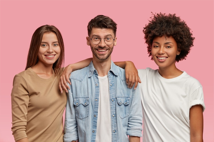 Gratis Foto horizontaal schot van drie gemengde racetieners brengen samen tijd door
