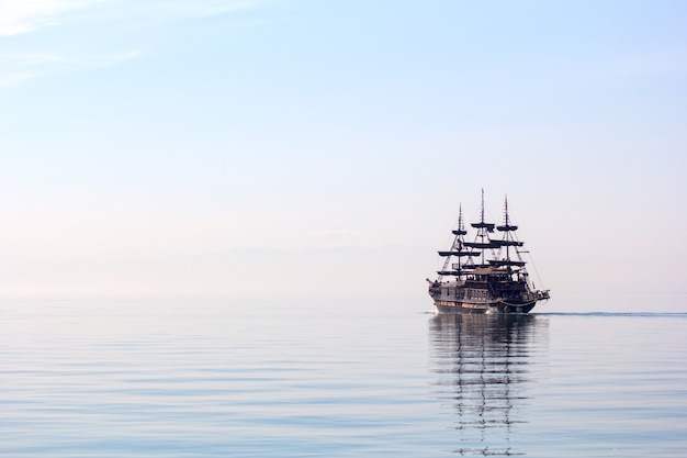 Horizontaal schot van een groot schip dat tijdens daglicht op mooi helder water vaart