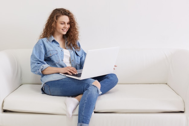 Horizontaal schot van leuk uitziende mooie aantrekkelijke vrouw