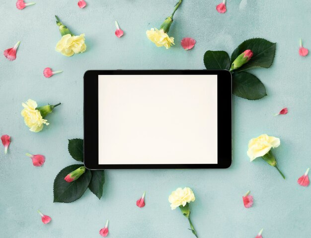 Horizontale digitale tablet kopie ruimte omringd door bloemen