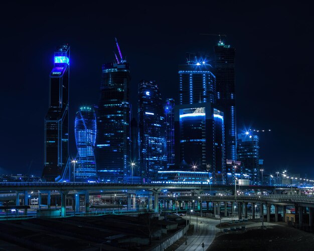 Horizontale levendige blauwe nacht moskou city business center achtergrond backdrop