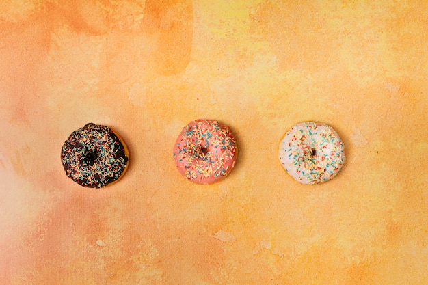 Horizontale rij van drie donuts