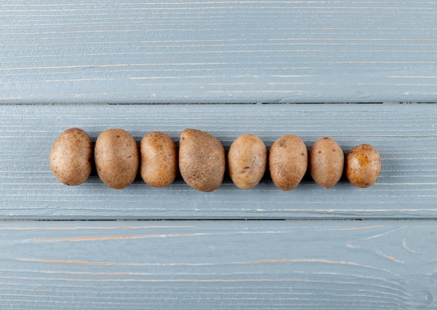 Gratis foto horizontale weergave van hele aardappelen op houten achtergrond met kopie ruimte