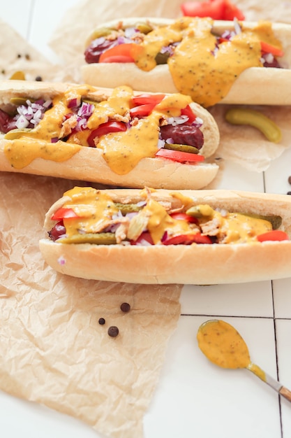 Gratis foto hotdog met saus op witte ondergrond