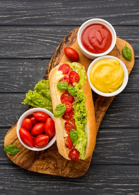 Gratis foto hotdog met sla en tomaten