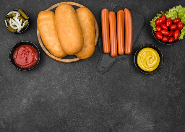 Hotdogingrediënten op gipspleisterachtergrond
