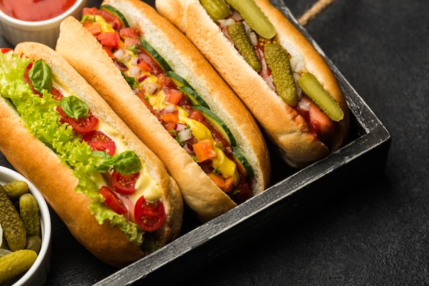 Gratis foto hotdogs arrangement in hoge hoek