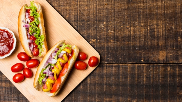 Gratis foto hotdogs op cutboard met kopie ruimte