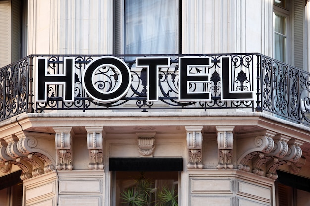 Hotel entrance sign in Parijs