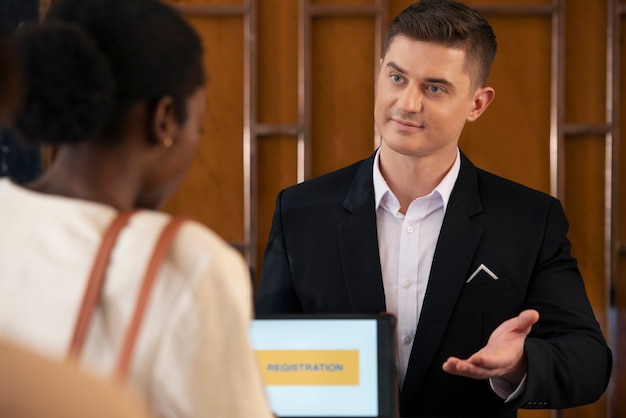 Hotelreceptionist aan het werk