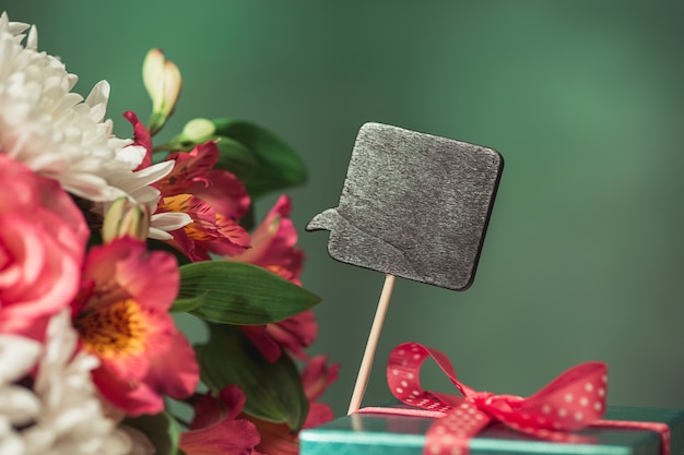 Hou van de achtergrond met roze rozen, bloemen, cadeau op tafel