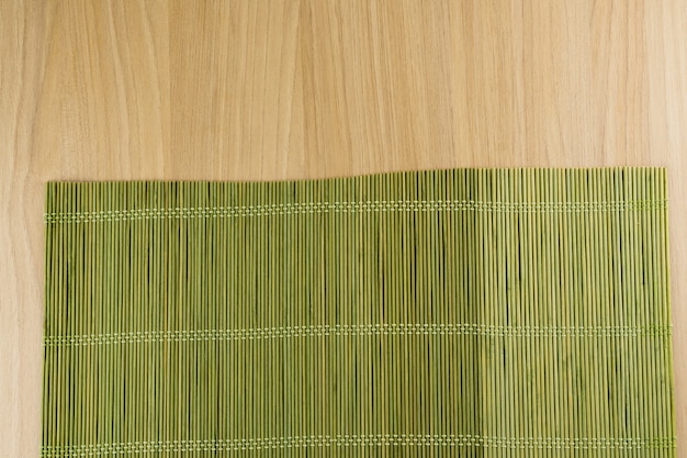 Hout textuur. rustiek hout met een groene bamboe mat. bovenaanzicht. Premium Foto
