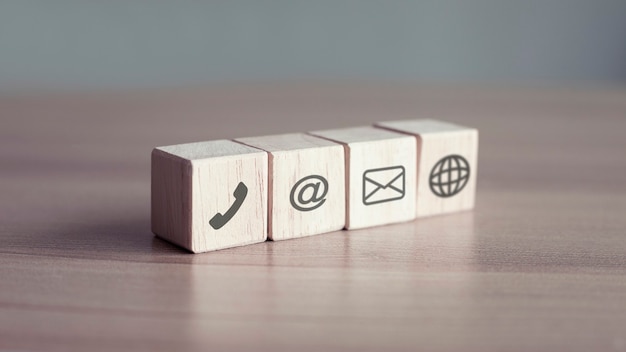 Houtblok kubus symbool telefoon adres mail sociaal op houten tafel