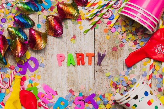 Houten achtergrond met een bril en decoratie party