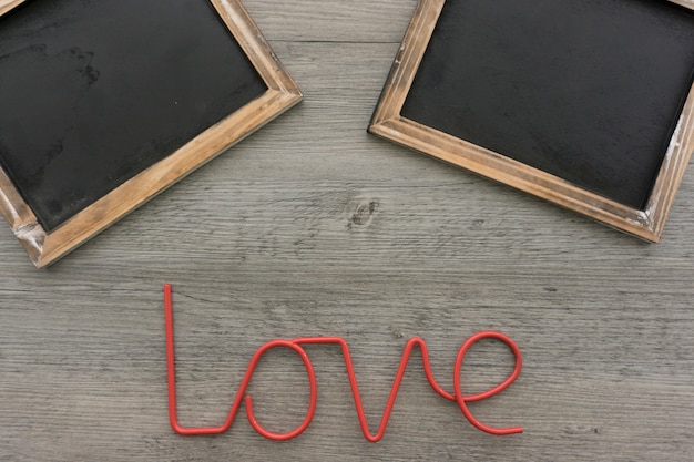 Gratis foto houten achtergrond met leien en woord liefde