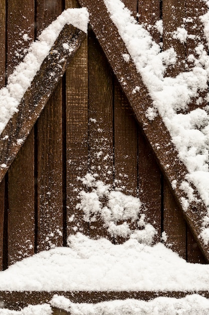 Gratis foto houten balken met sneeuw