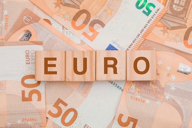 houten blokjes met woord euro op bankbiljet tafel.