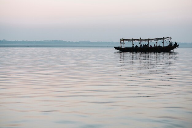 Houten boot die op de Rivier Ganges in Varanasi, India vaart