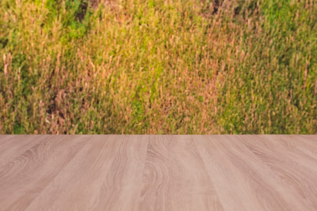 Houten bord lege tafel met gras achtergrond