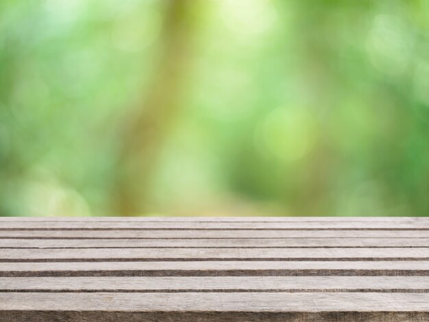 Houten bord lege tafel voor wazige achtergrond. Perspectief bruin hout over vervagen bomen in bos - kan worden gebruikt voor het weergeven of montage van uw producten. lente seizoen. vintage gefilterd beeld.