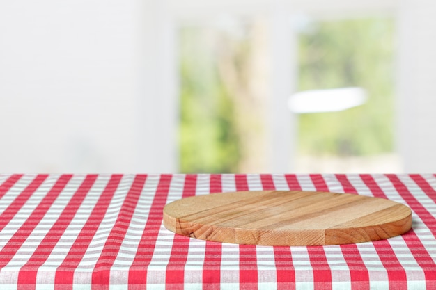 Houten bord met een servet op een tafel
