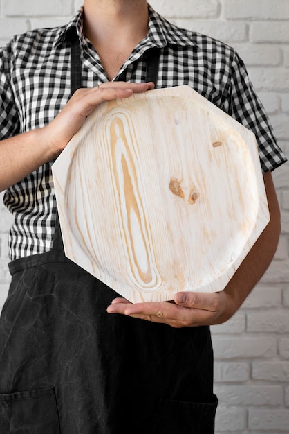 Houten bord vastgehouden door de mens