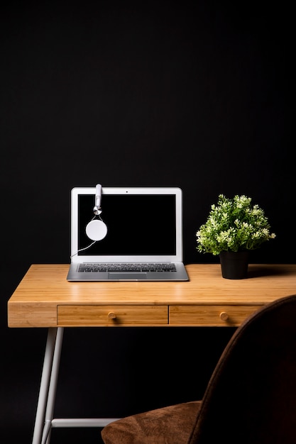 Gratis foto houten bureau met stoel en laptop