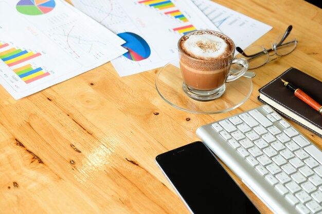 Houten bureaublad in modern kantoor met accessoires - bovenaanzicht op bureau van bovenaf