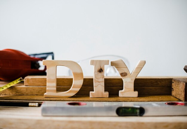 Houten DIY-teken met hulpmiddelen