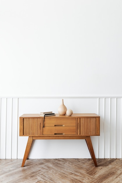 Gratis foto houten dressoirtafel met boeken en een vaas