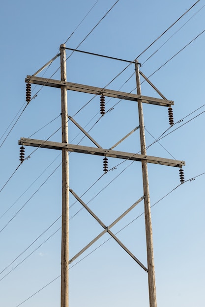 Houten elektrische paal met een blauwe lucht