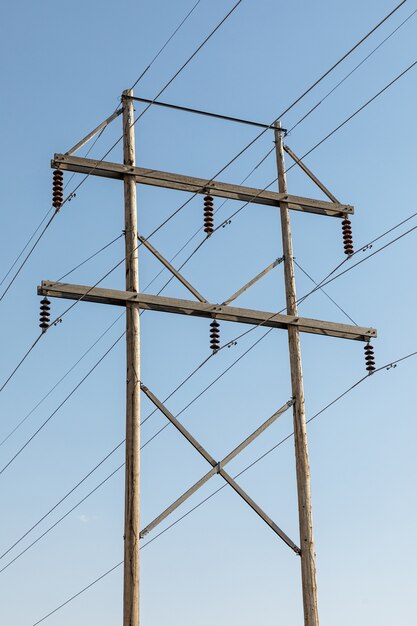 Houten elektrische paal met een blauwe lucht