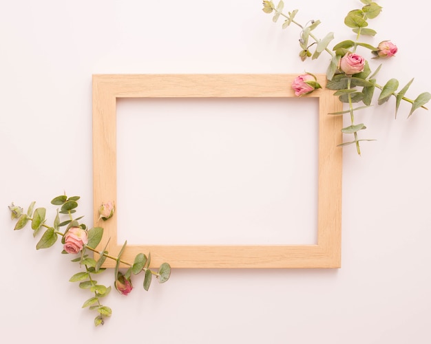 Houten fotolijstje versierd met roze rozen en eucalyptus