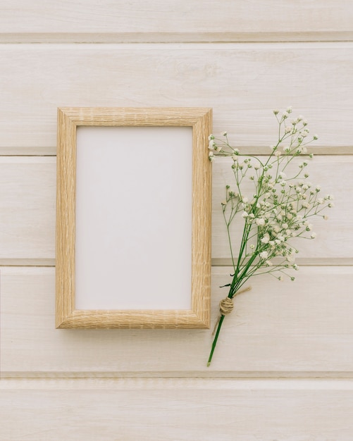 Gratis foto houten frame en boeket bloemen